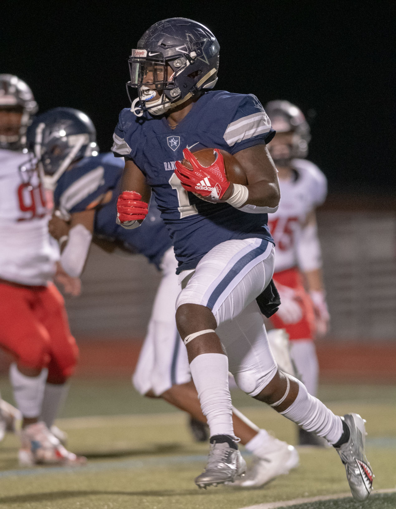 Lone Star senior running back Darrin Smith